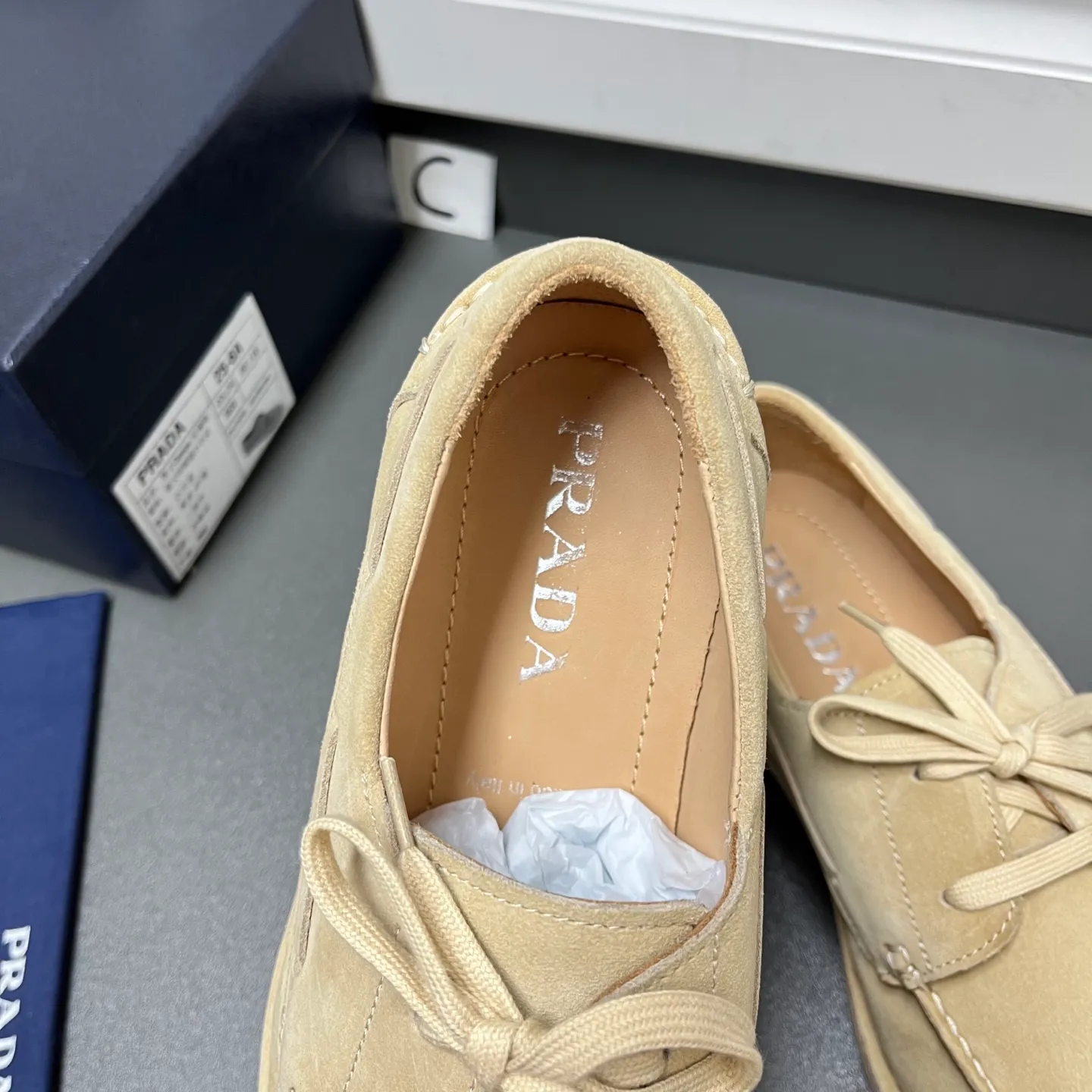 💰840 Prada men's new lace-up leather loafers. Made of flocked two-layer cow leather, these shoes combine classic design with handmade details, blending sophistication with casual comfort. Designed in a lace-up style, with open-stitched seams on the skirt, 1.5cm white rubber soles with leather welts, dyed calfskin lining, and silver-labeled cowhide feet, the style is simple and elegant. C leather shoe size: 39/40/41/42/43/44 khaki original box packaging + dust bag